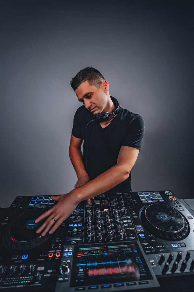 Kurz výuky DJingu, představení lektora DJ Pekos