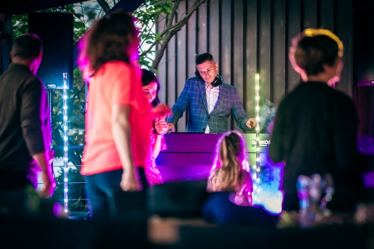 kolik vydělává DJ na svatbě