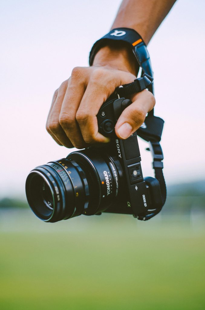Ruka držící fotoaparát Sony