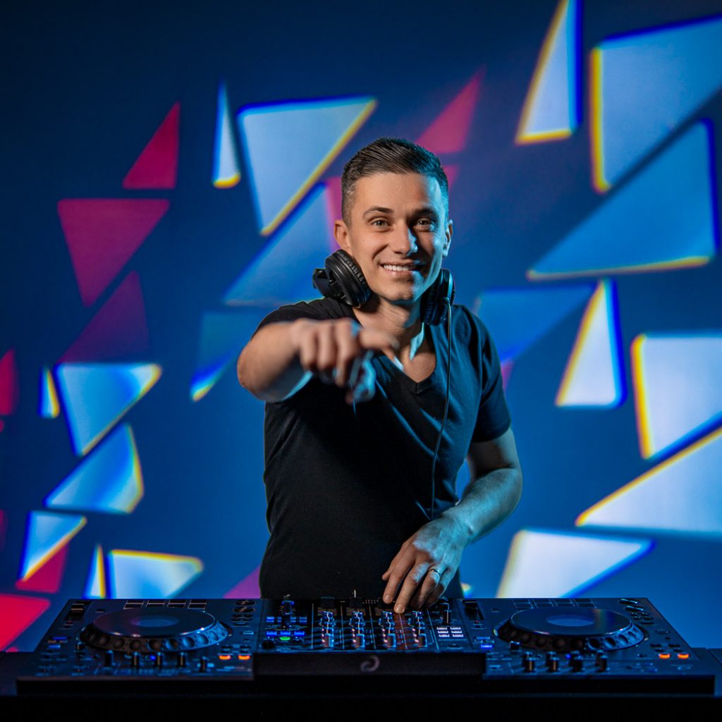 Lektor DJ kurzů Petr Hrnčíř za mixážním pultem